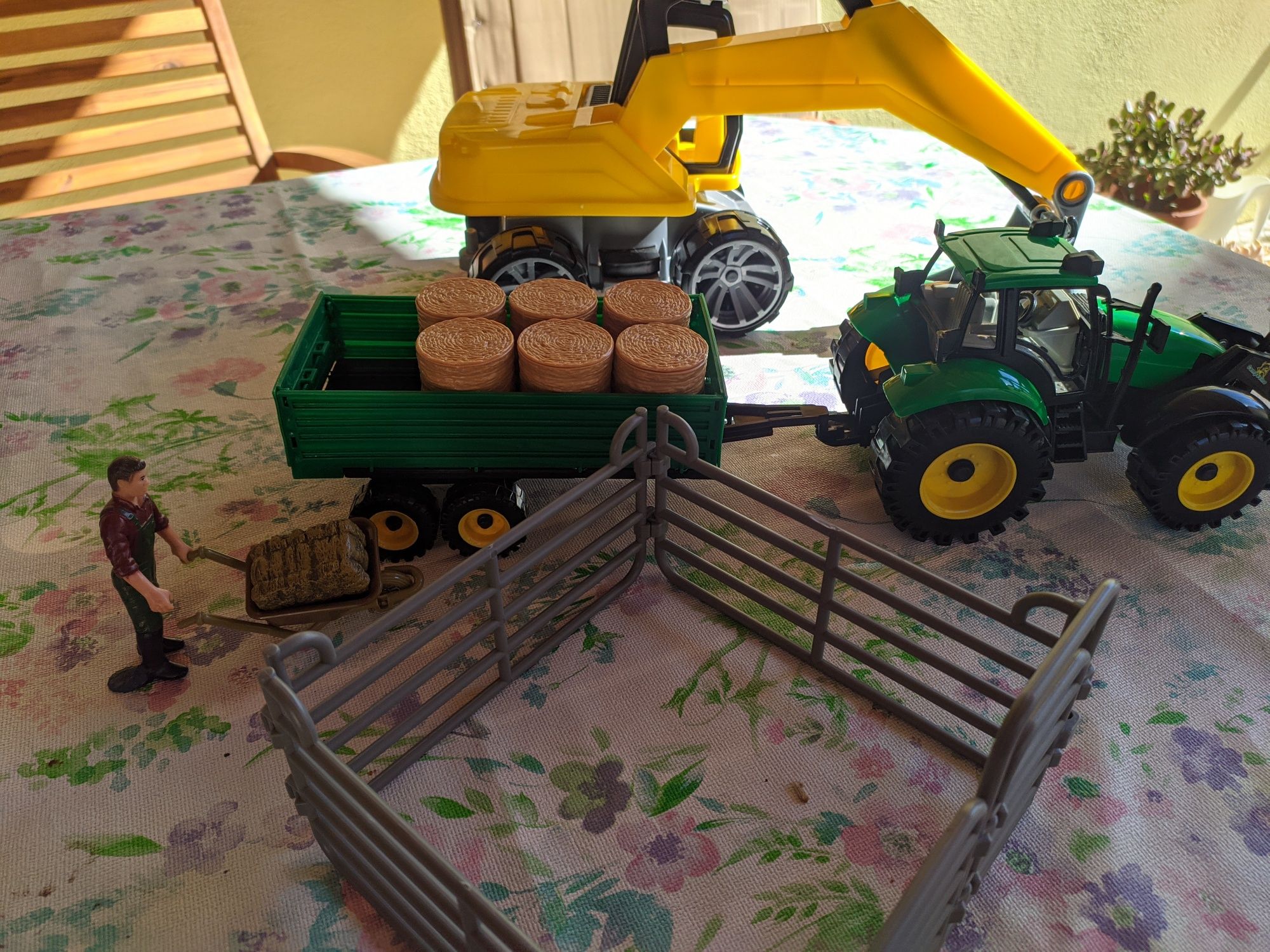Brinquedo retroescavadora + tractor+ acessórios