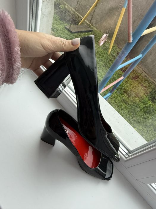 Туфлі в лаковані 39 р обуті 2 рази