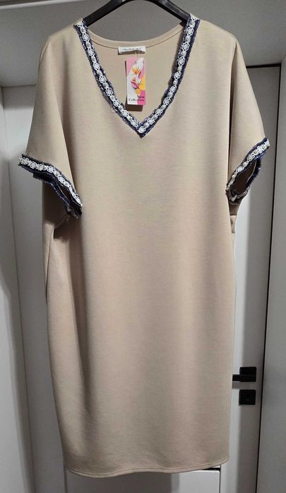 Luksusowa sukienka masełko z perłami i koronką elegancja z charakterem