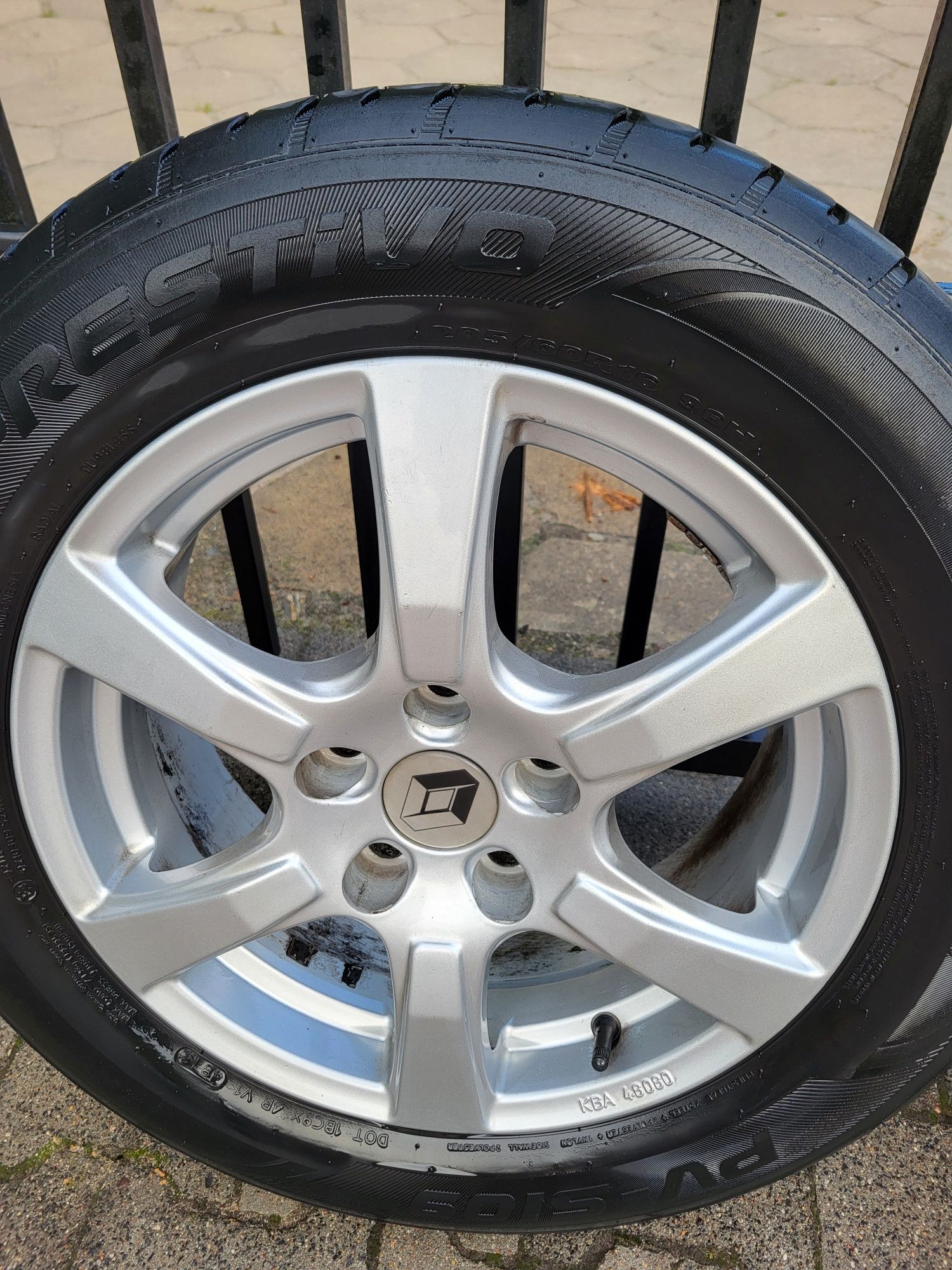Felgi z oponami komplet 16  5x114.3 Renault