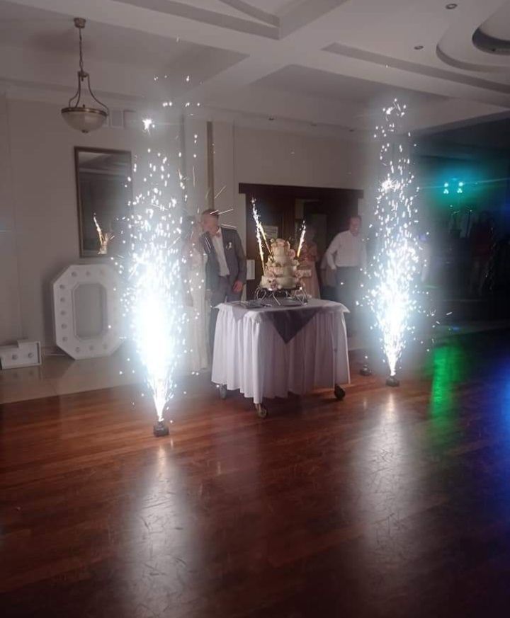 Dj& Wodzirej  obsługa wesel (Ciężki dym oraz fontanny pirotechniczne.
