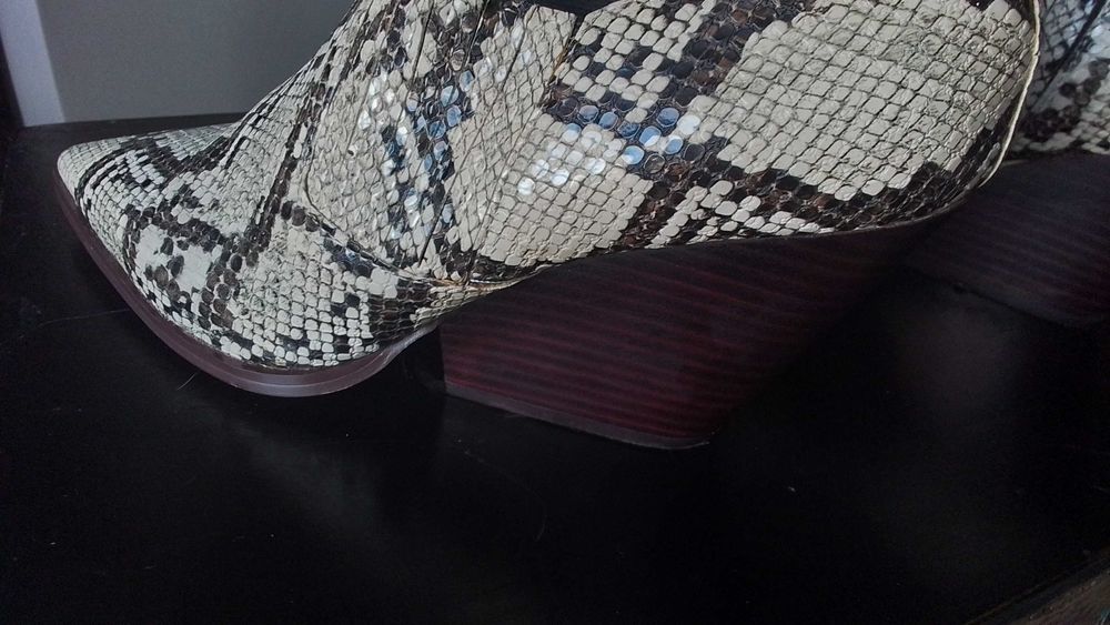 Sandálias ZARA, botas MANGO e outras