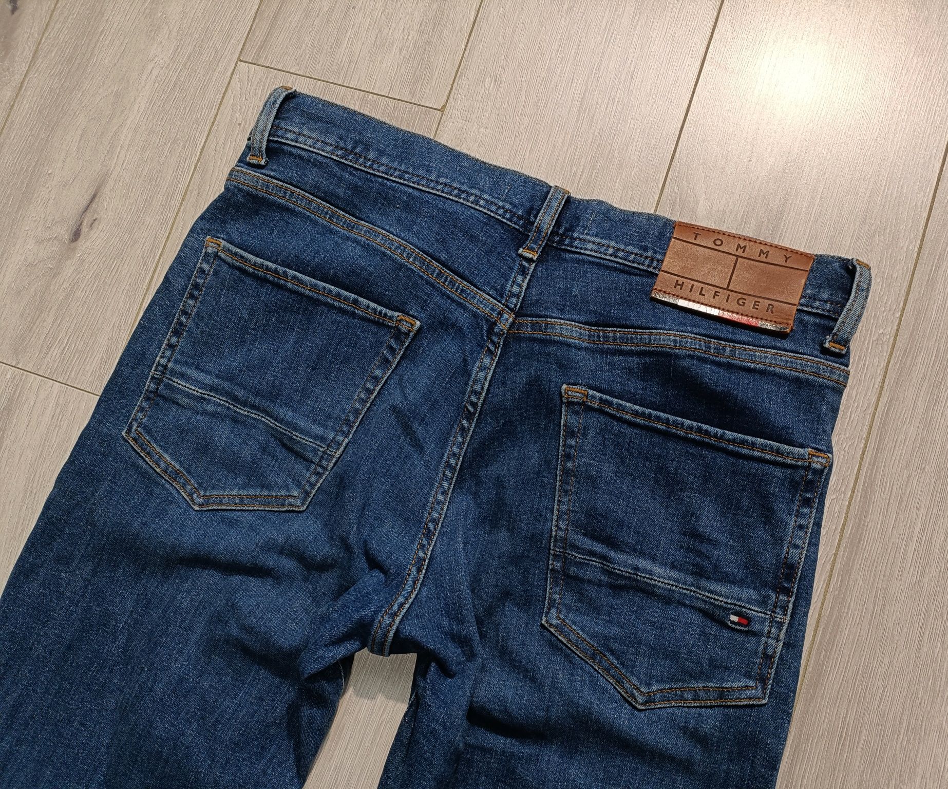 Męskie spodnie jeansowe Tommy Hilfiger bleecker z technologią TH Flex