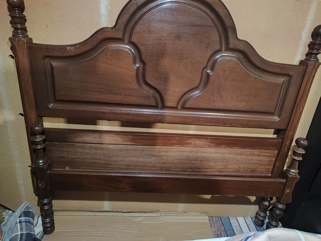 Duas Camas de corpo e meio uma com estrado de ripas e outra não.