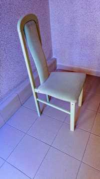 Stylowe krzesło z drewna i tapicerki