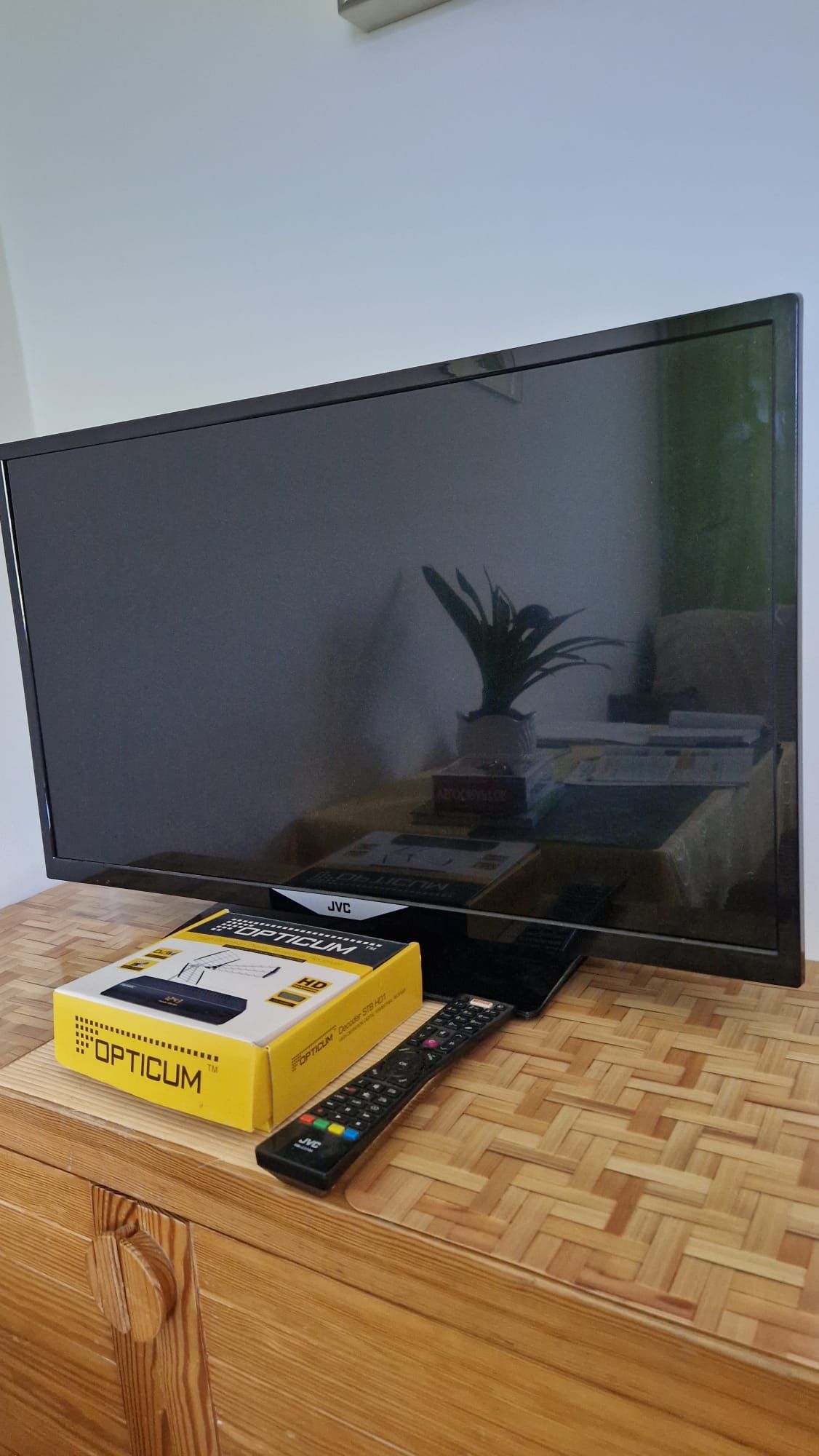 Monitor/telewizor LED JVC LT-32VF52K z pilotem i dekoderem