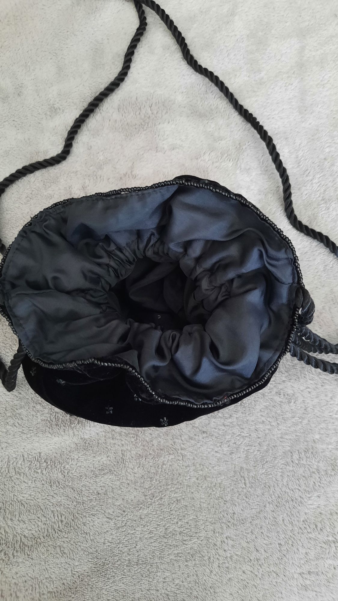 Bolsa de veludo e missangas