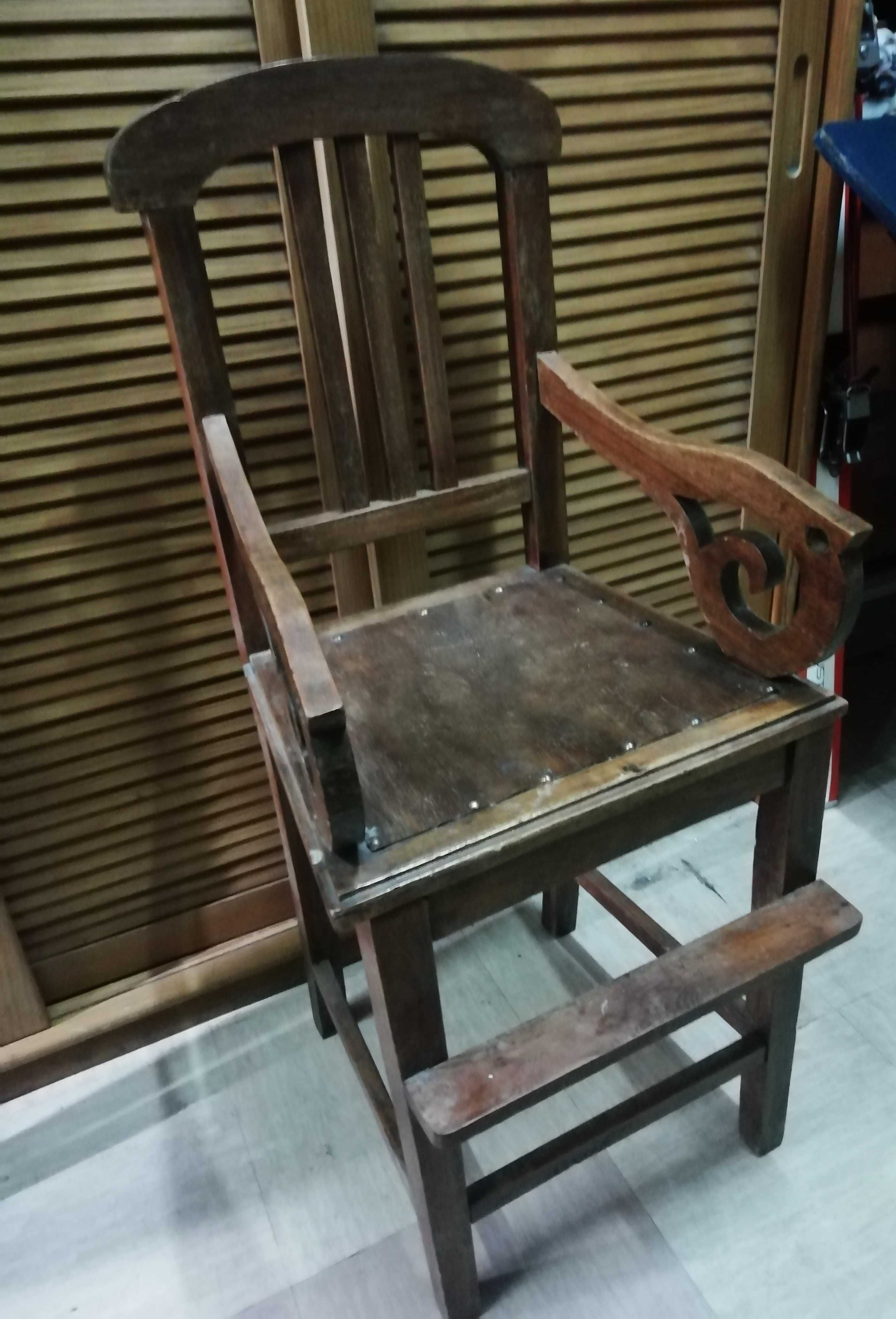 Cadeira Portuguesa antiga para criança