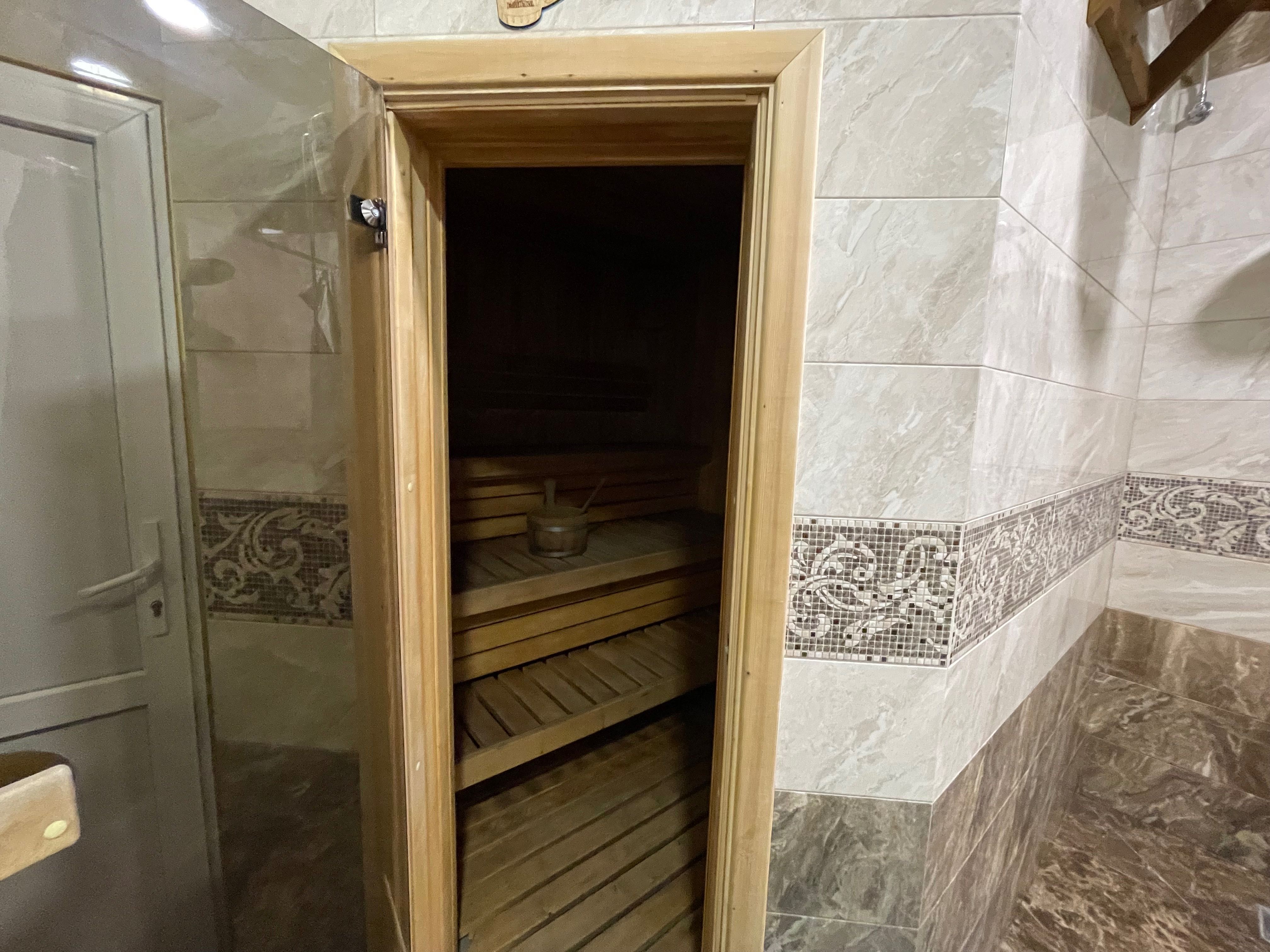 Окрема будівля з власною парковкою в центрі міста