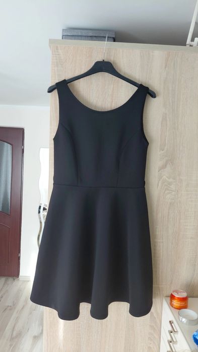 Czarna gładka rozkloszowana sukienka na grubych ramiączkach sinsay s