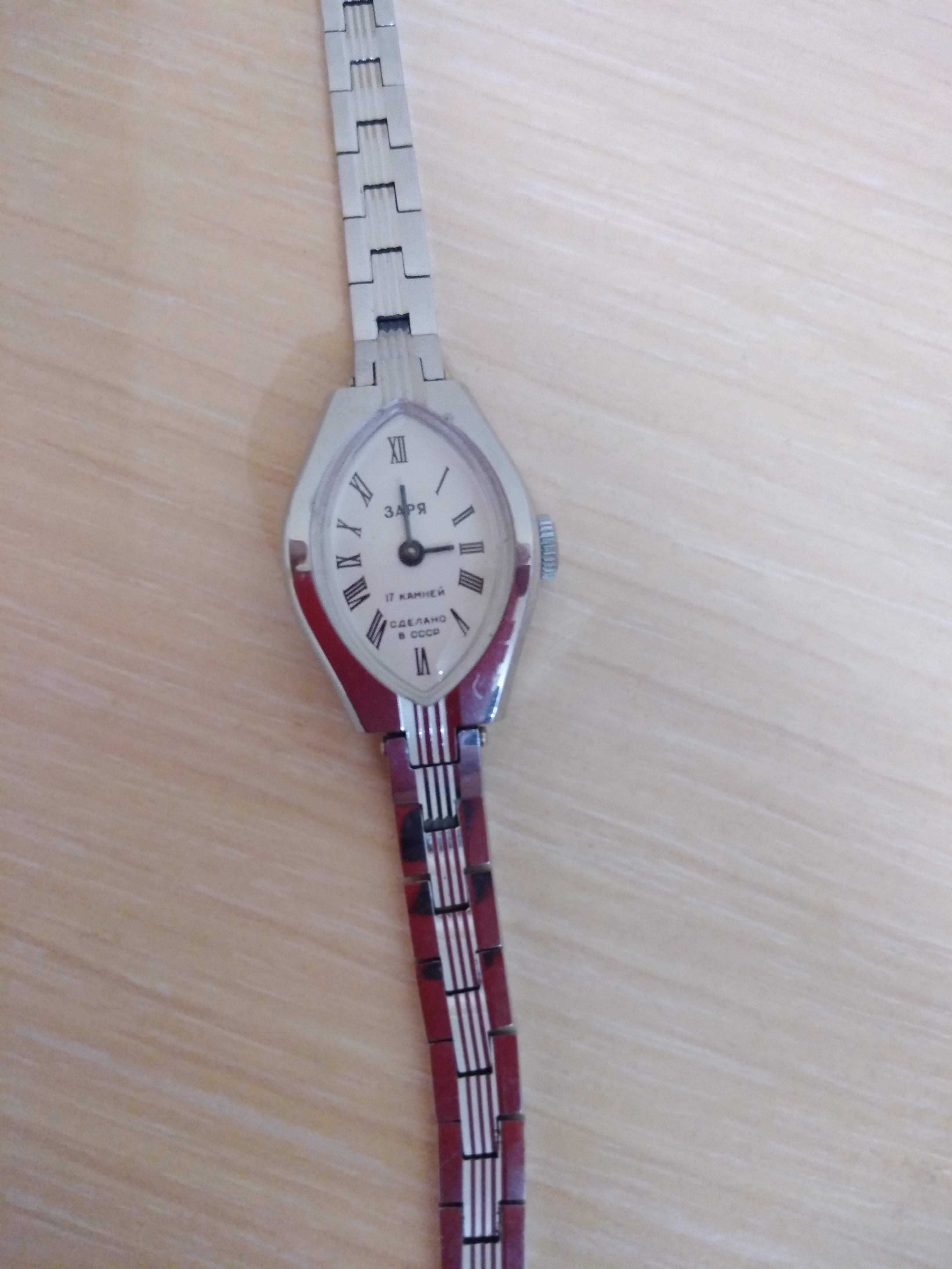 Нові годинники "Заря" золотисті та сріблясті. Зроблено у СРСР