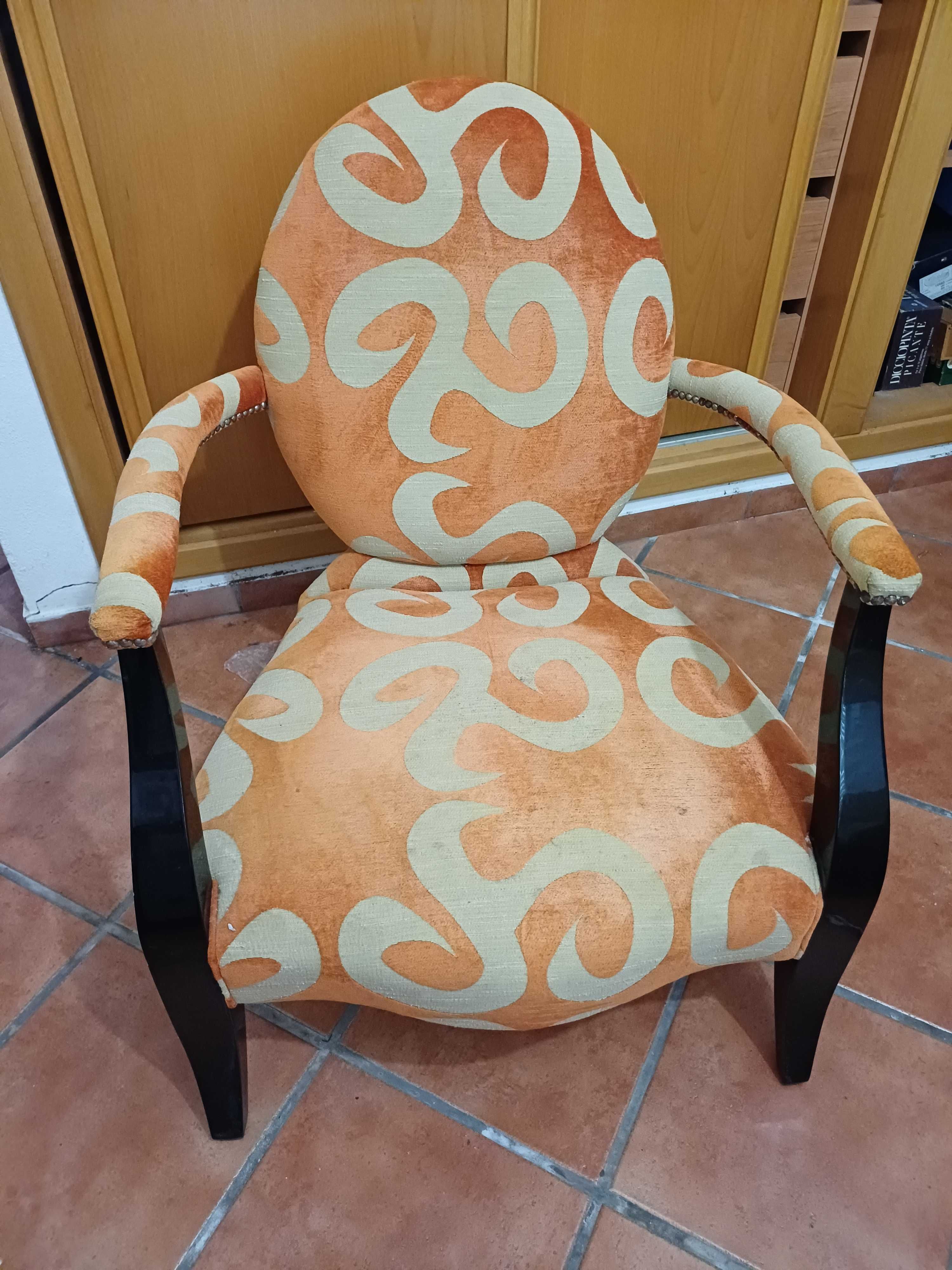 Dois cadeirões estilo contemporâneo