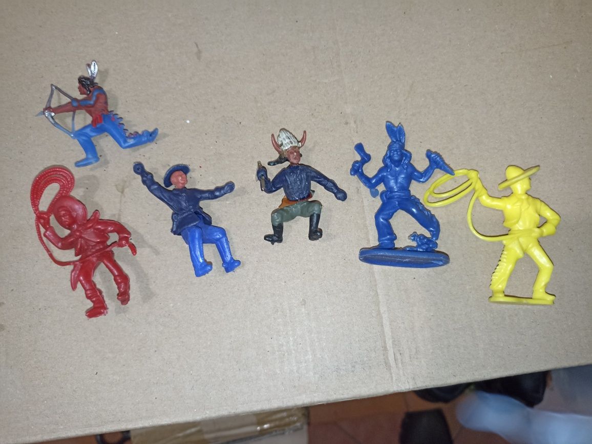 Figurki 3 indian i 3 kowboi z 14 zwierzętami hodowlanymi