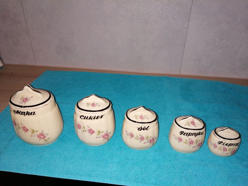 Sprzedam 5 pojemników na przyprawy w kolorze beżowym z porcelany