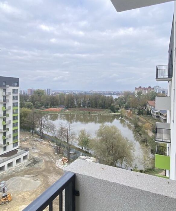 Готовий до ремонту 3-х кімннатний сирець біля міського озера