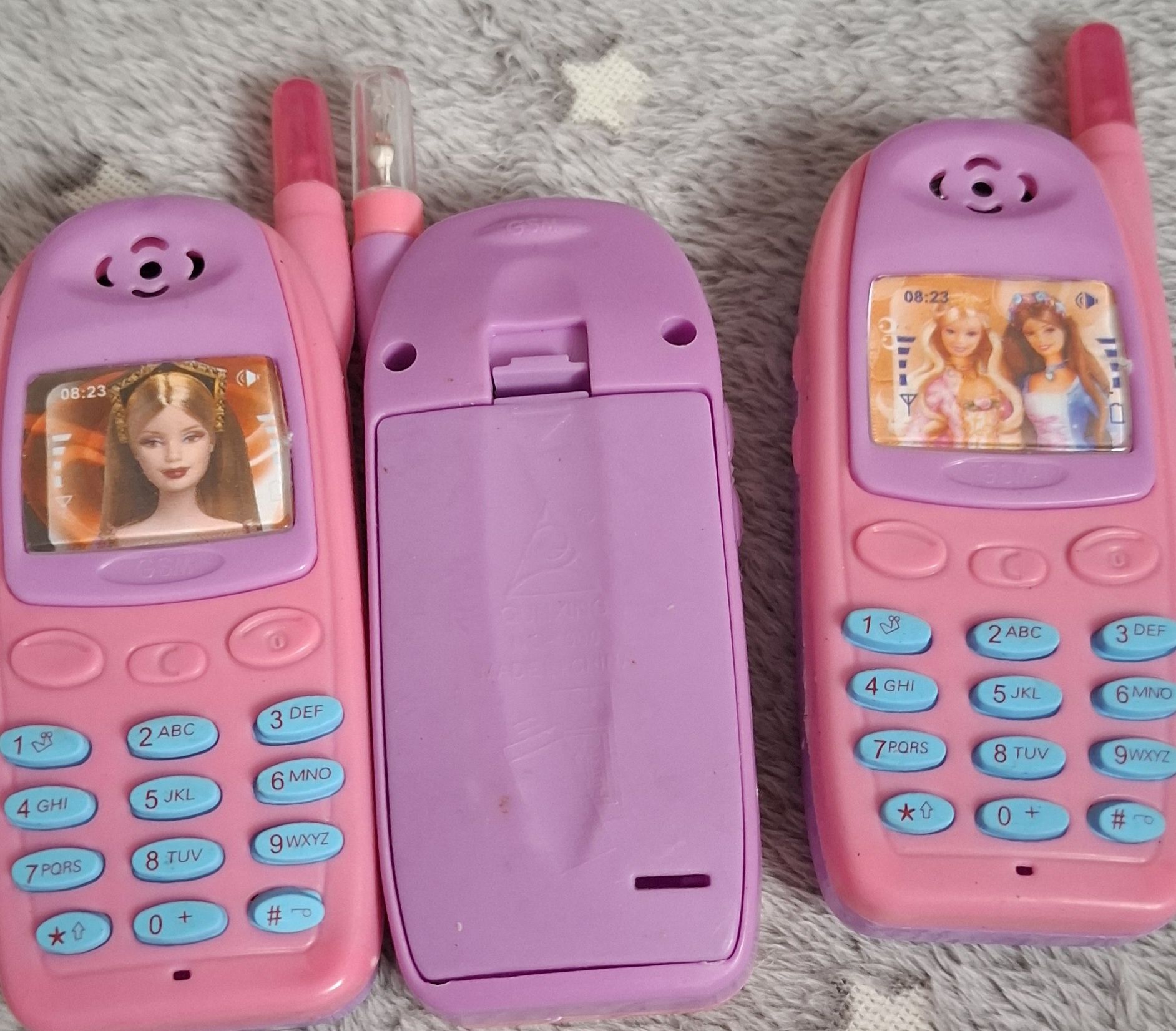Zabawkowy telefon w języku polskim z lalkami