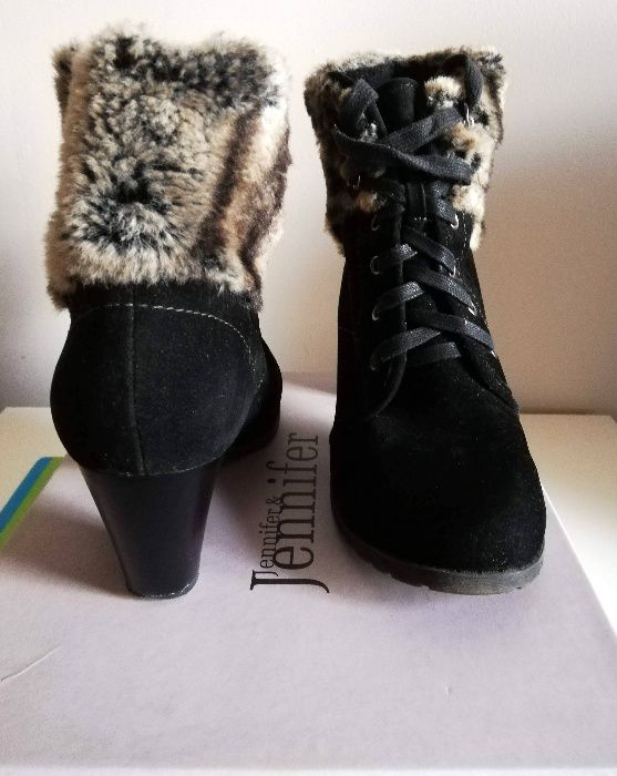 Czarne zamszowe botki CCC