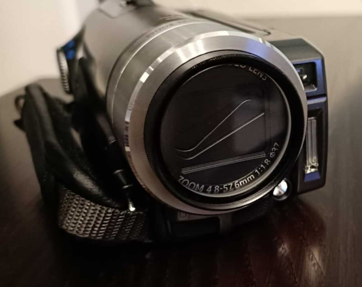 Цифрова відеокамера Canon HF100