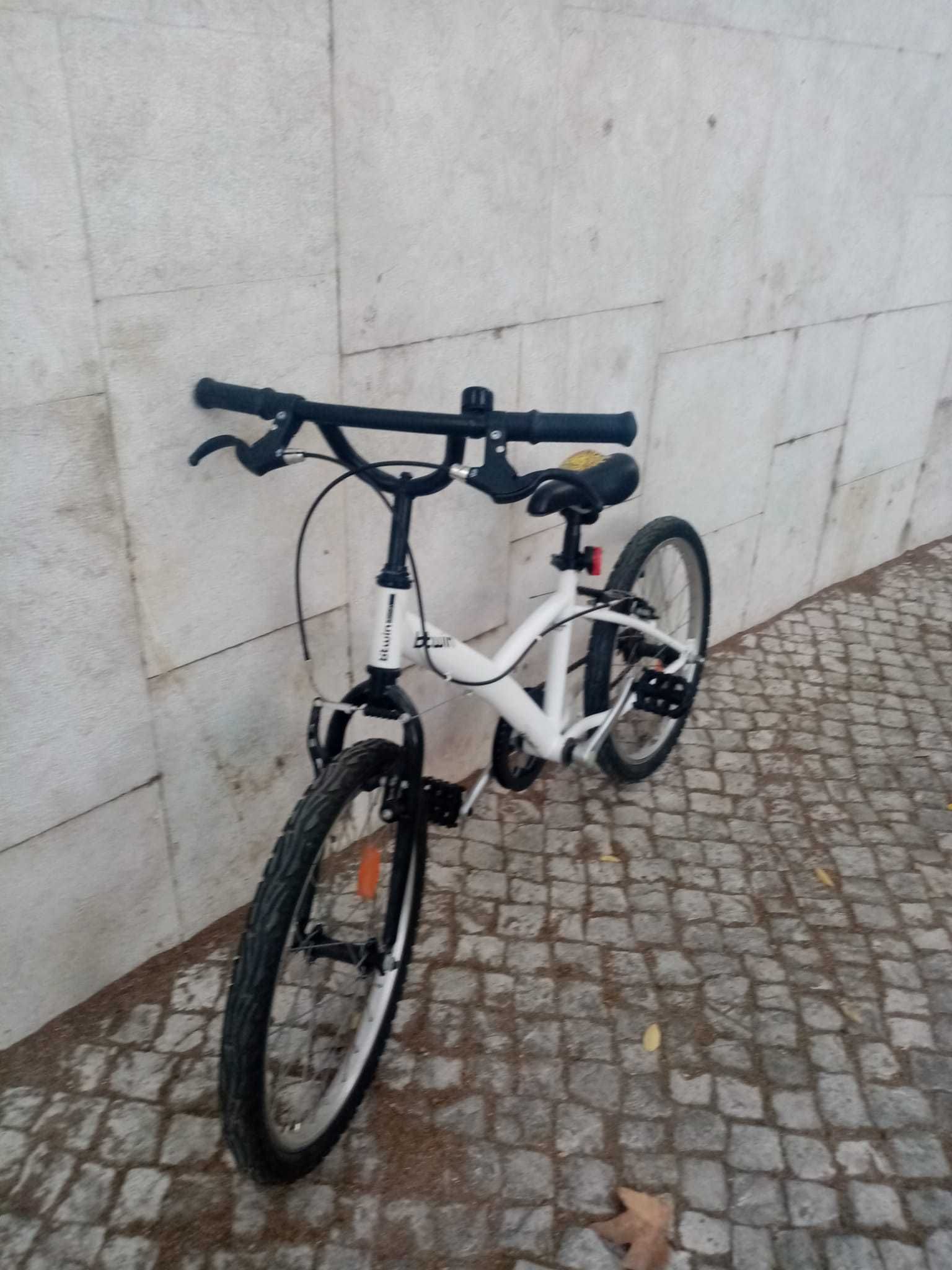 bicicleta de criança: Btwin, branca, roda 20, p/ 5 a 9 anos, excelente