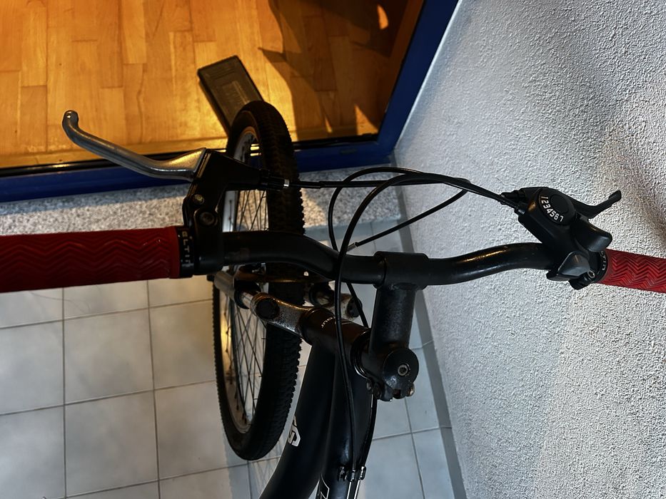 Bicicleta "Bike Tour" em ótimo estado - pneus, freios e marchas novos!