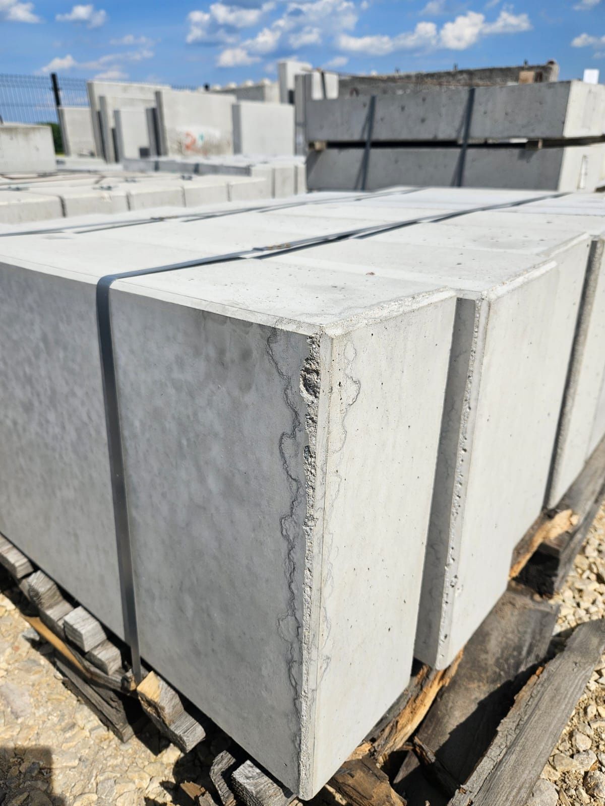 Elki, mur oporwy, Stopnie betonowe z betonu architektonicznego,  gła