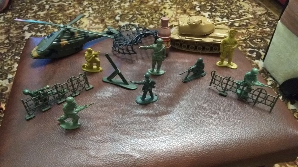 Солдатики и бинокль игрушки