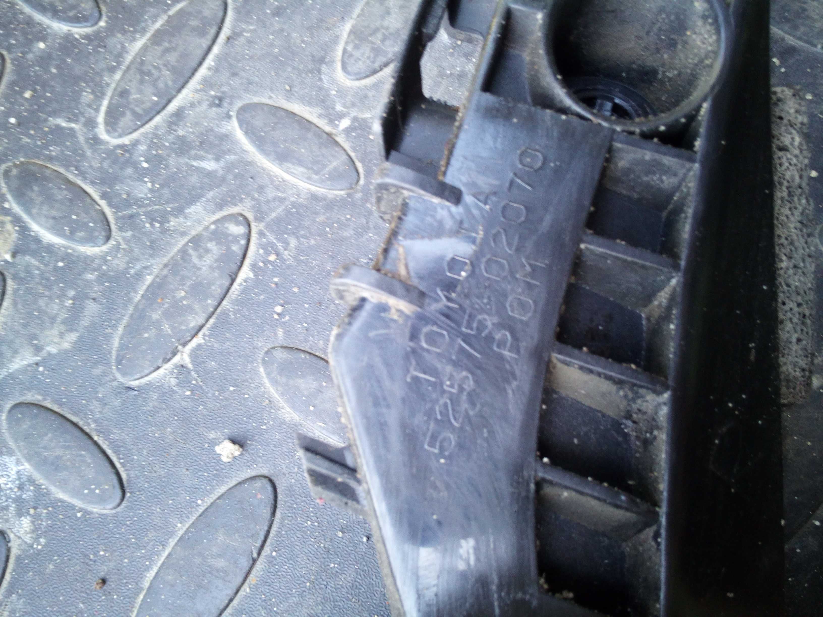 TOYOTA AURIS 06-12 ślizg zderzaka prawy tył