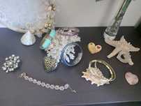 Pulseiras pendentes e pregadeira