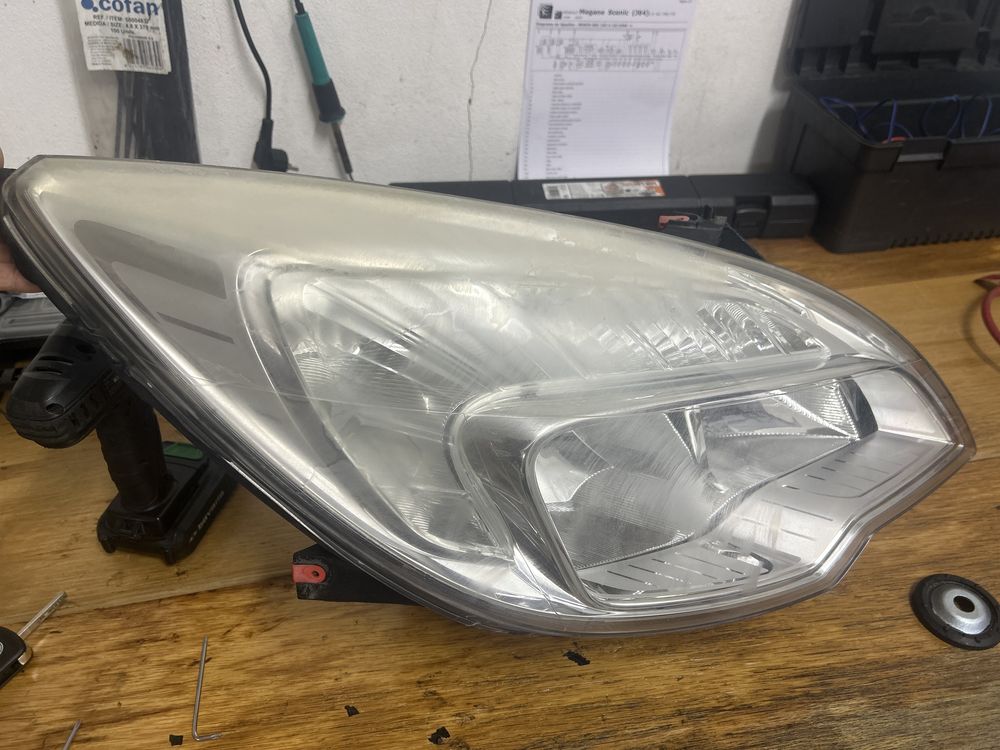 Farol principal ( ótica ) Lado Direito Opel Meriva B