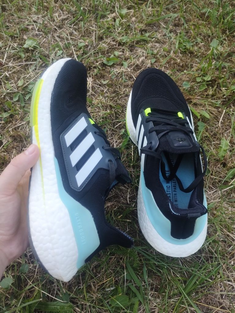 Кросівки Adidas UltraBOOST 22, розмір 42