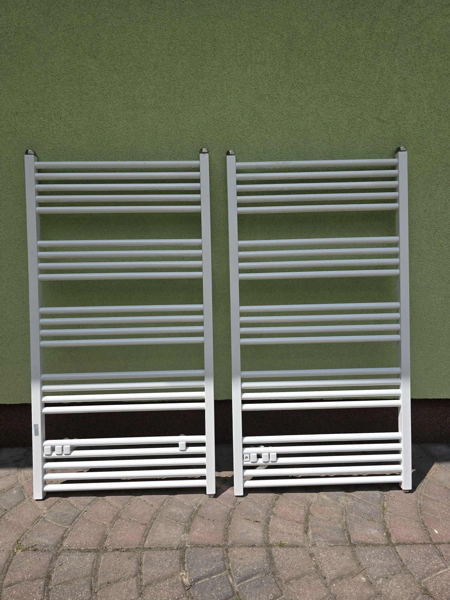 Grzejnik łazienkowy FIDO 1133/600 RAL 9016 2szt moc 590W
