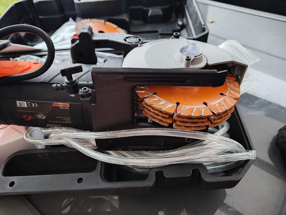 Bruzdownica z pompką wody .