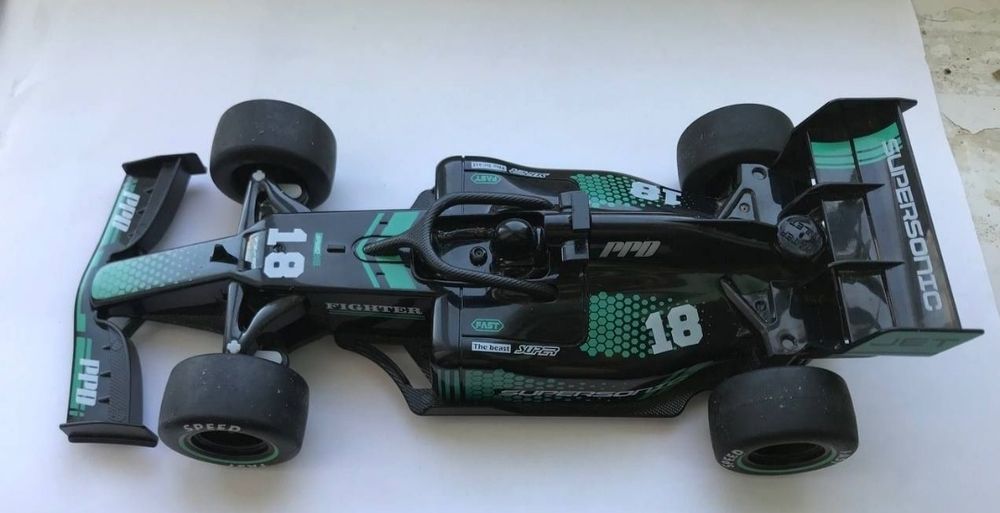 Гоночна машинка на радіокеровані болід F1 на акумуляторі пускає пару