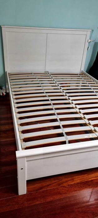 Cama de casal branca