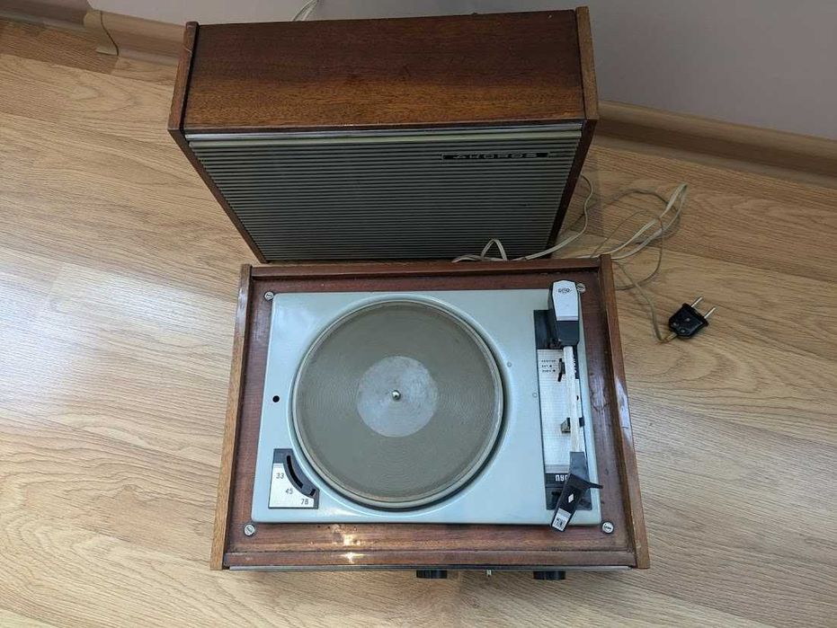 Проигрыватель Рига рабочий, в отл. сост.