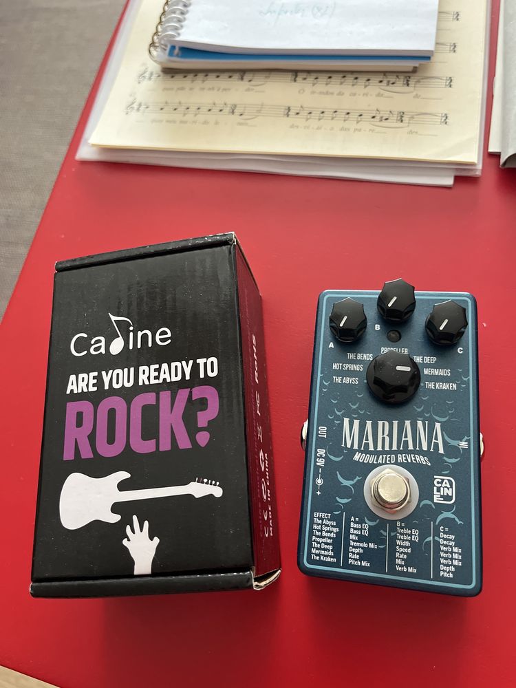 Pedal de reverb e modulação