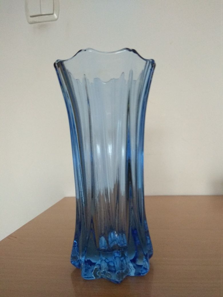 Szkło prasowane. Niebieski wazon. Art Deco. 20 cm.
