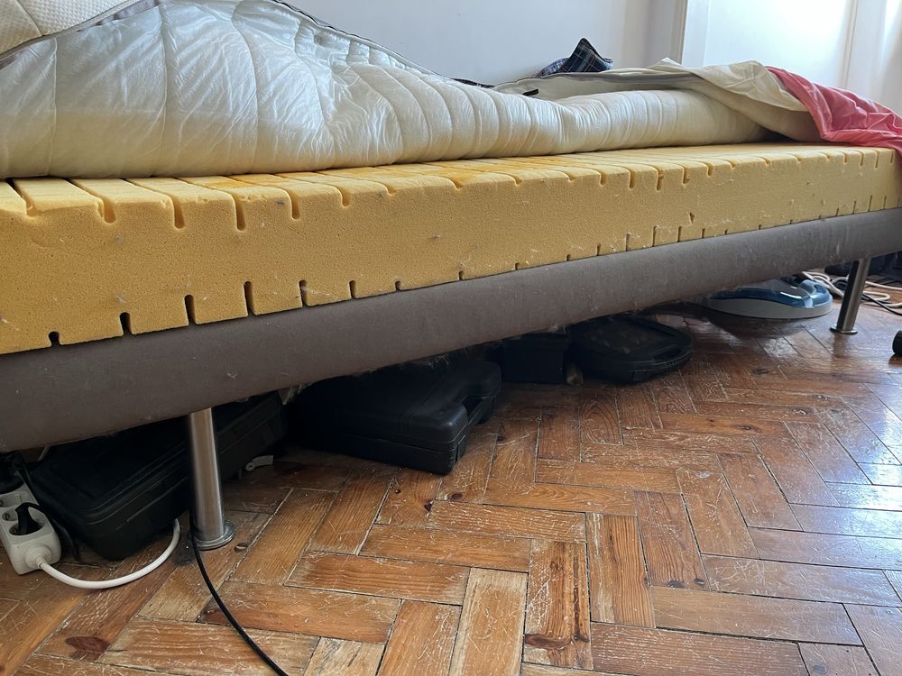 OFEREÇO  cama 2 comprimento 0.90 largura .32 altura