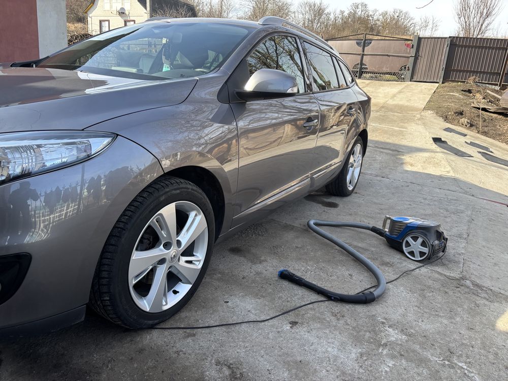Продам доглянутий автомобіль рено меган