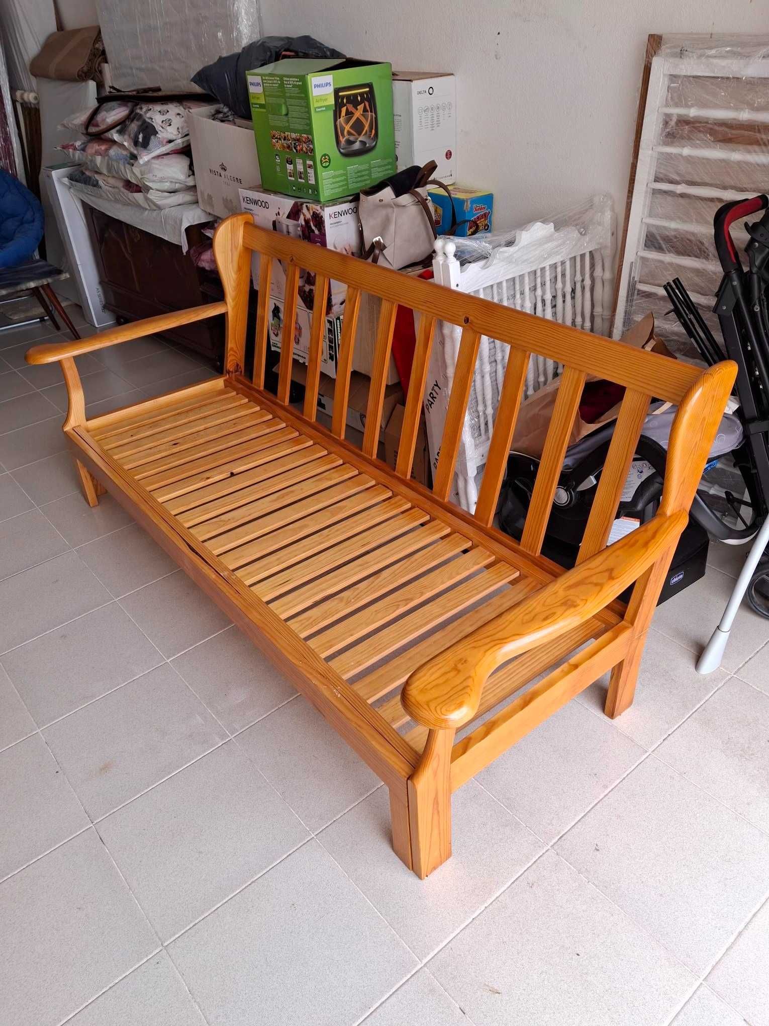 Conjunto de sofás estilo praia, estrutura em madeira com almofadas