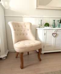 Fotel kremowy jasny beż guziki pikowany styl francuski Hampton