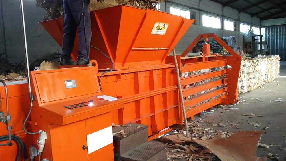 Prensa enfardadeira horizontal para resíduos papel e cartão