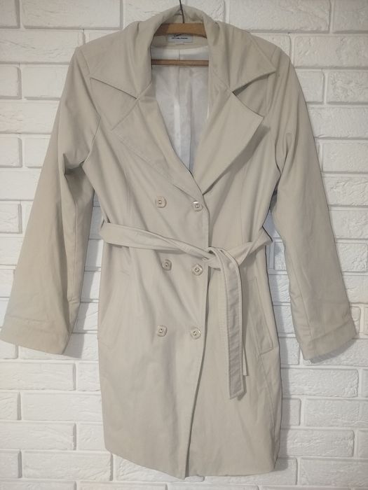 Płaszczyk damski trencz kolor śmietankowy