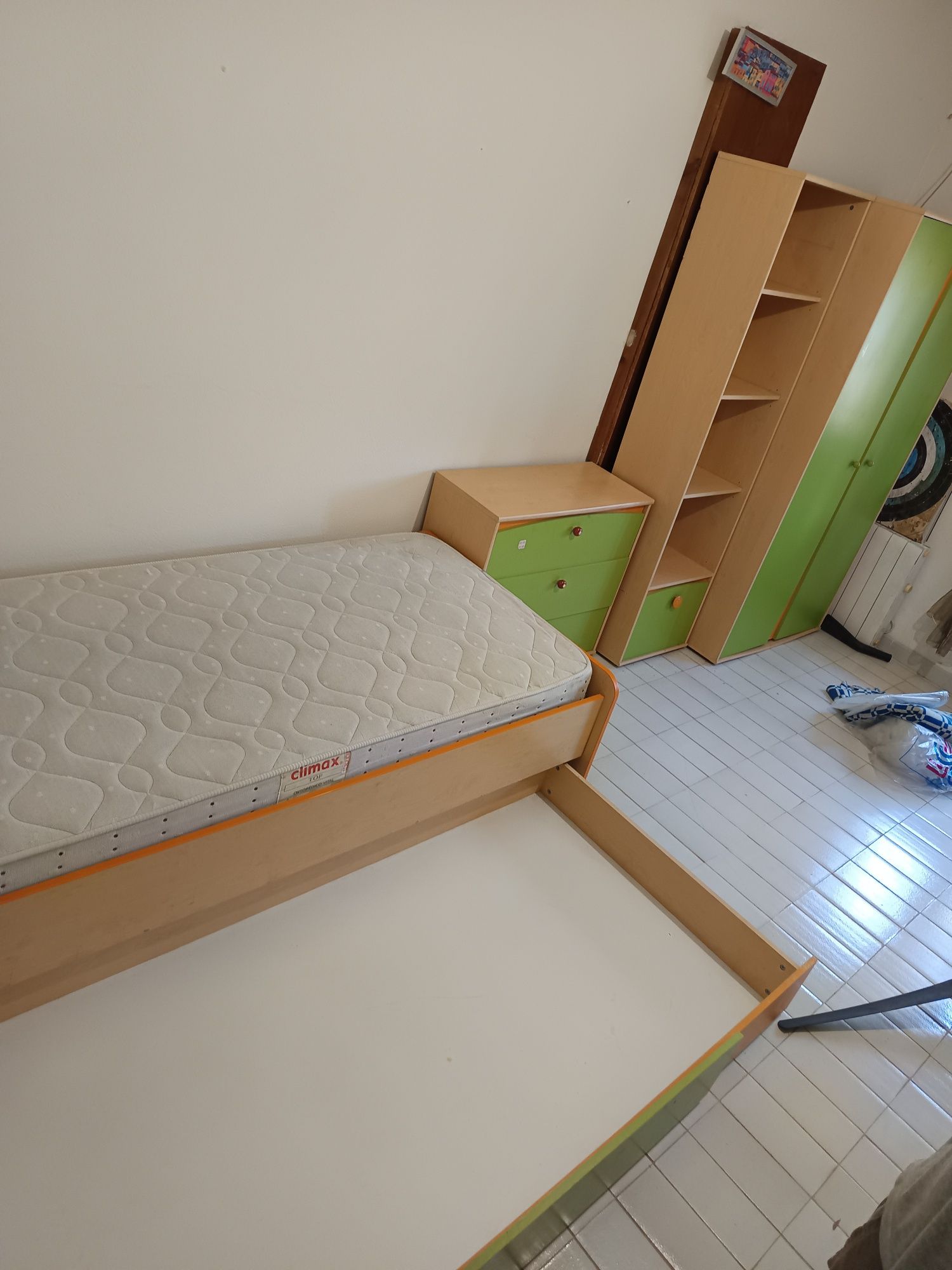Mobila para quarto de  criança, cama, cómoda, armarios