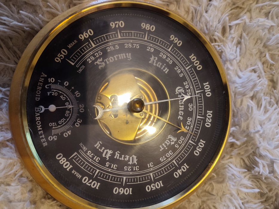 Stary radziecki barometr