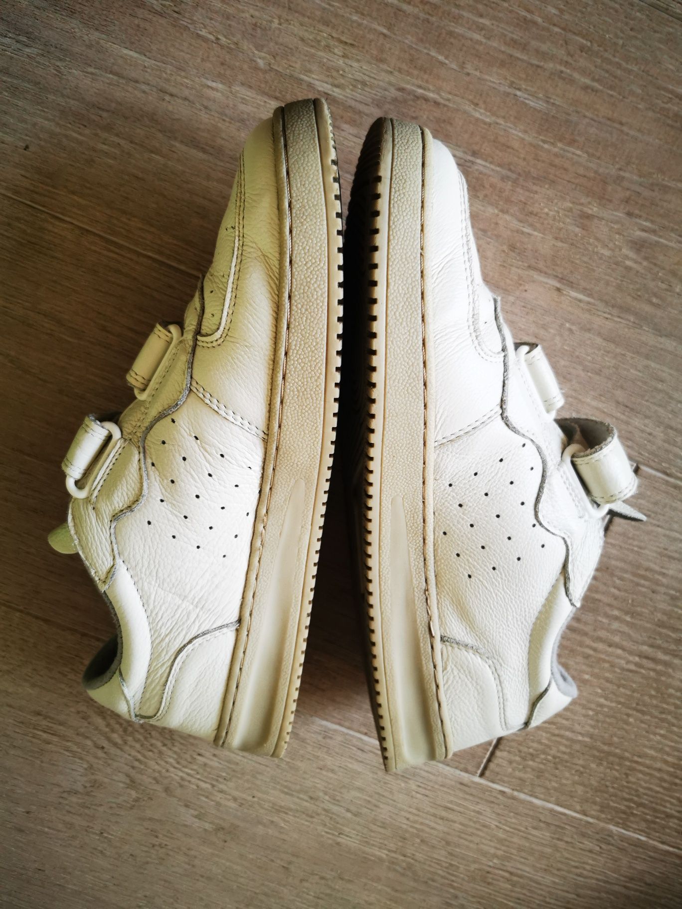 Buty sneakersy na rzepy Sofix białe r. 39 skóra naturalna bardzo dobr