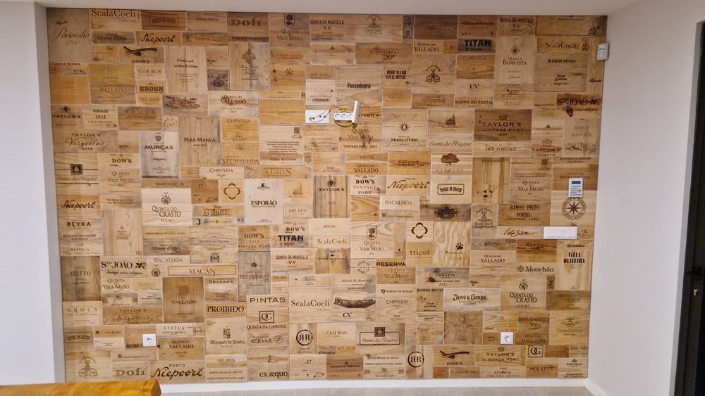 Painel/mural parede forrada com caixas madeira de vinho