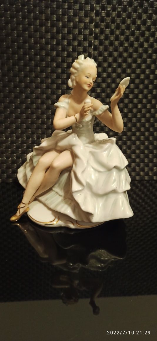 Porcelana Schaubach-Kunst Figurka Damy z lusterkiem
