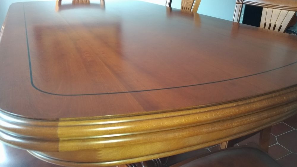 Mesa de sala em madeira de cerejeira  cadeiras.