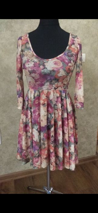 Гарна сукня від Stradivarius